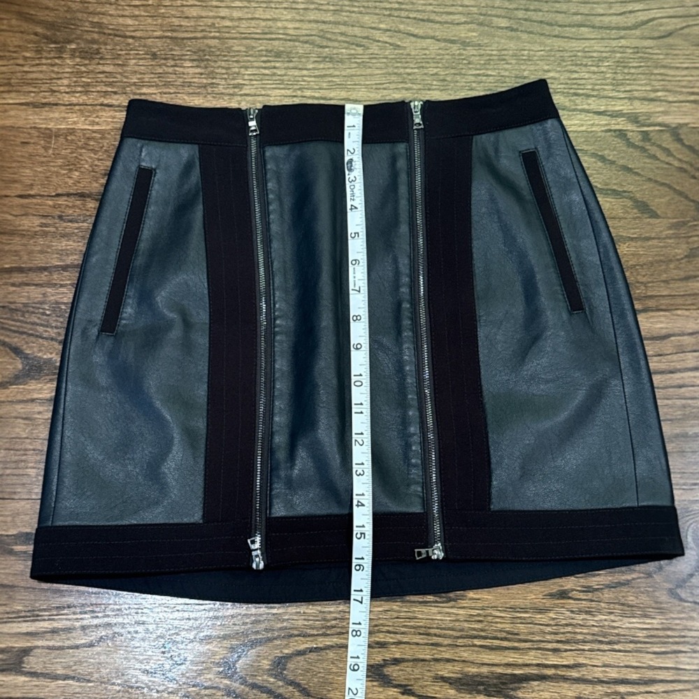 BCBGMAXAZRIA Women's Small Black Faux Leather Mini Skirt with Zippers & Pockets - Picture 5 of 7